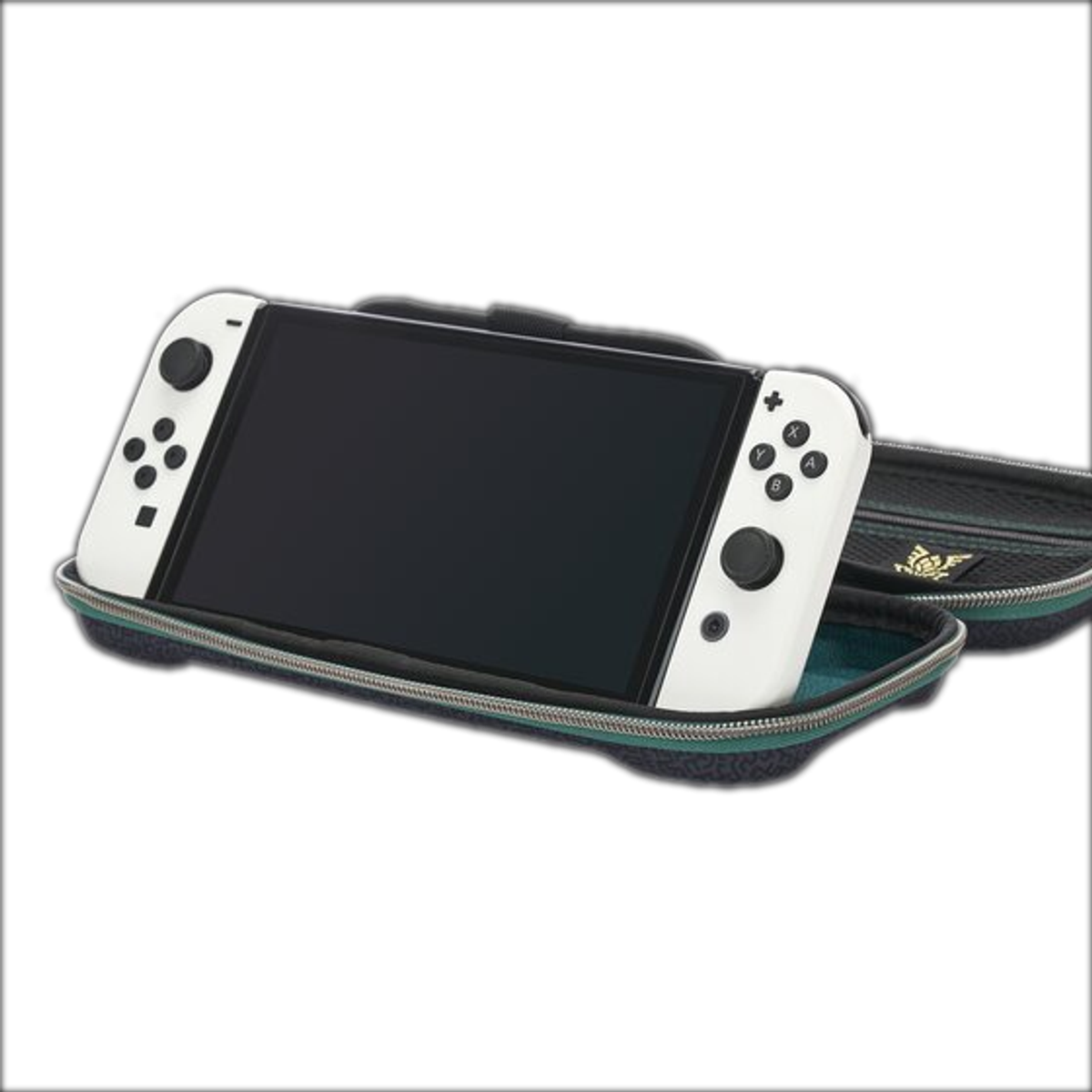 Nintendo Switch OLED blanco en una funda protectora verde azulado y negra, sobre fondo negro.