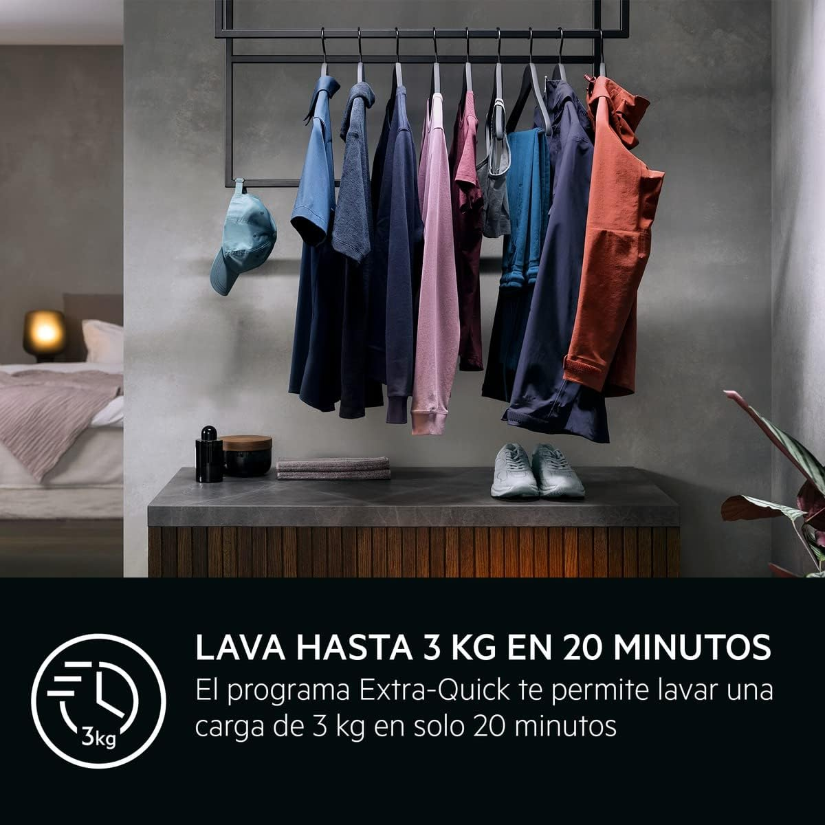 Ropa colgada en un estante. Texto: 'LAVA HASTA 3 KG EN 20 MINUTOS'.