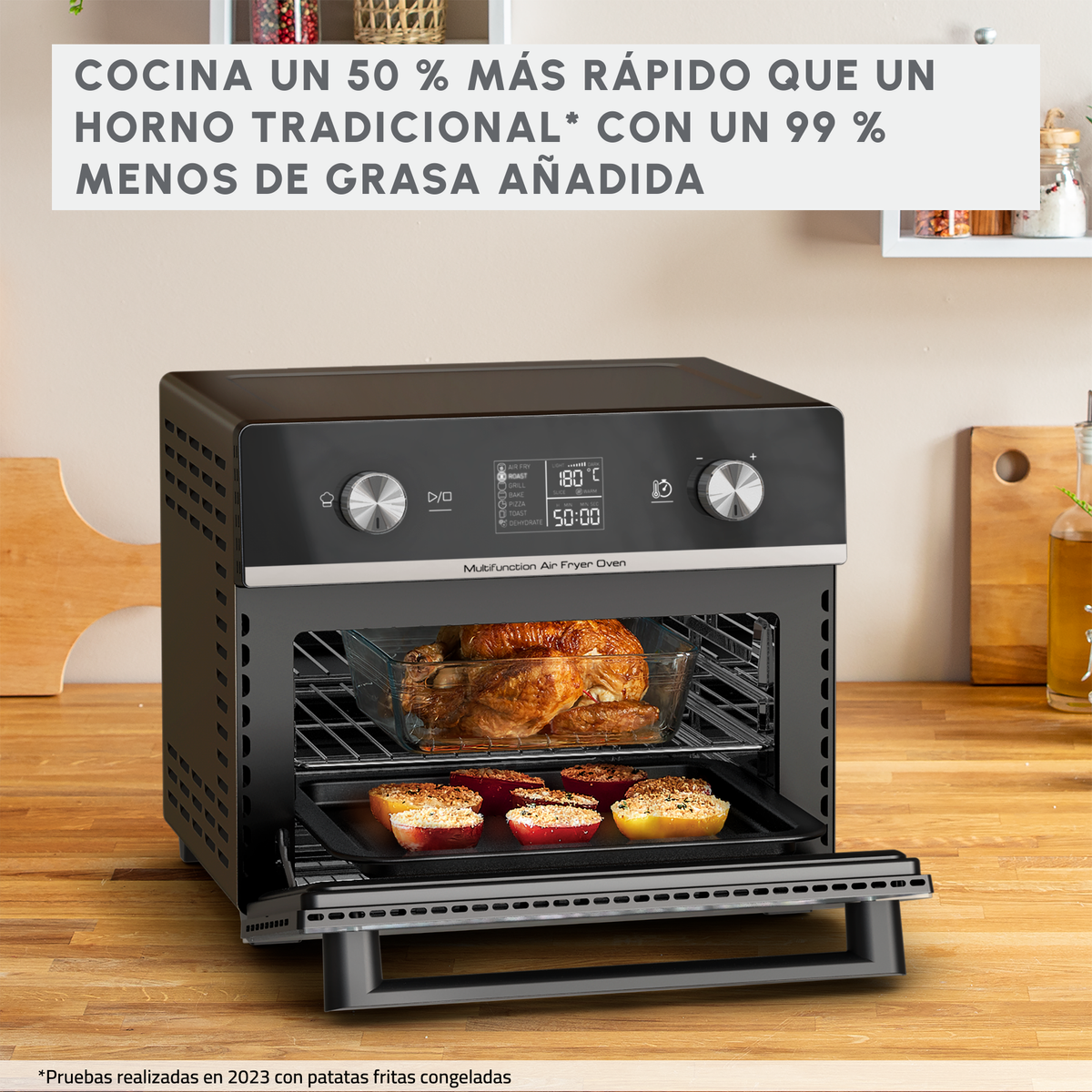 Un forno friggitrice ad aria con cibo all'interno e testo sulla cottura più veloce con meno grassi.