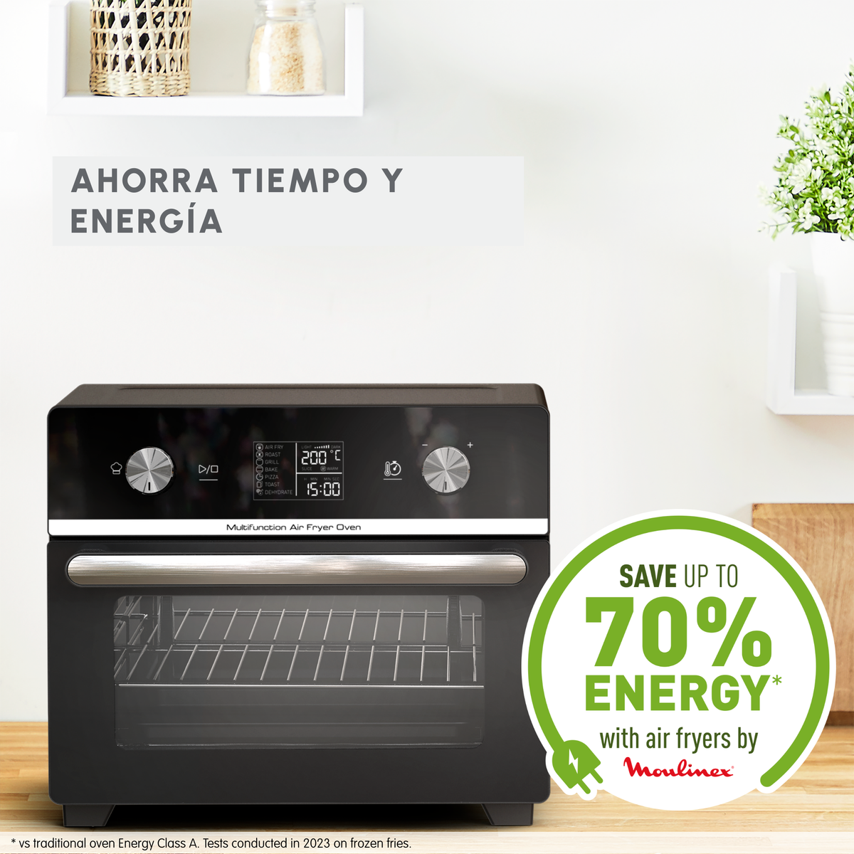 Forno friggitrice ad aria nero su superficie in legno con testo 'Risparmia fino al 70% di energia' e logo verde.