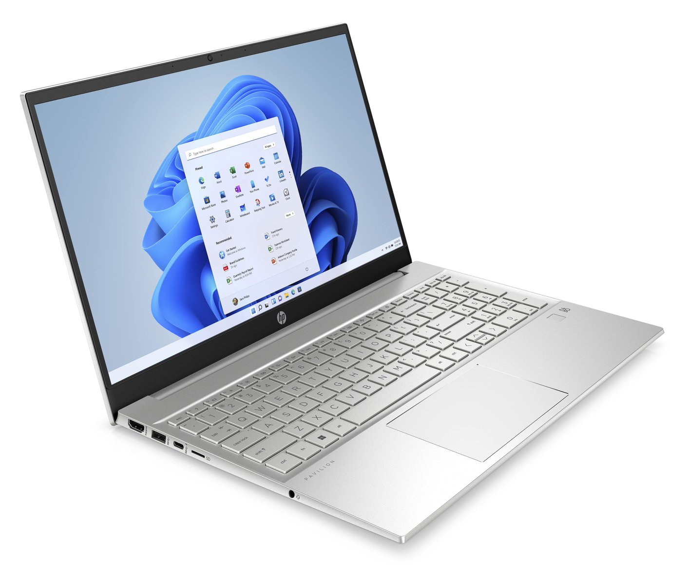 Portátil plateado abierto sobre una superficie blanca, mostrando una pantalla de Windows 11.
