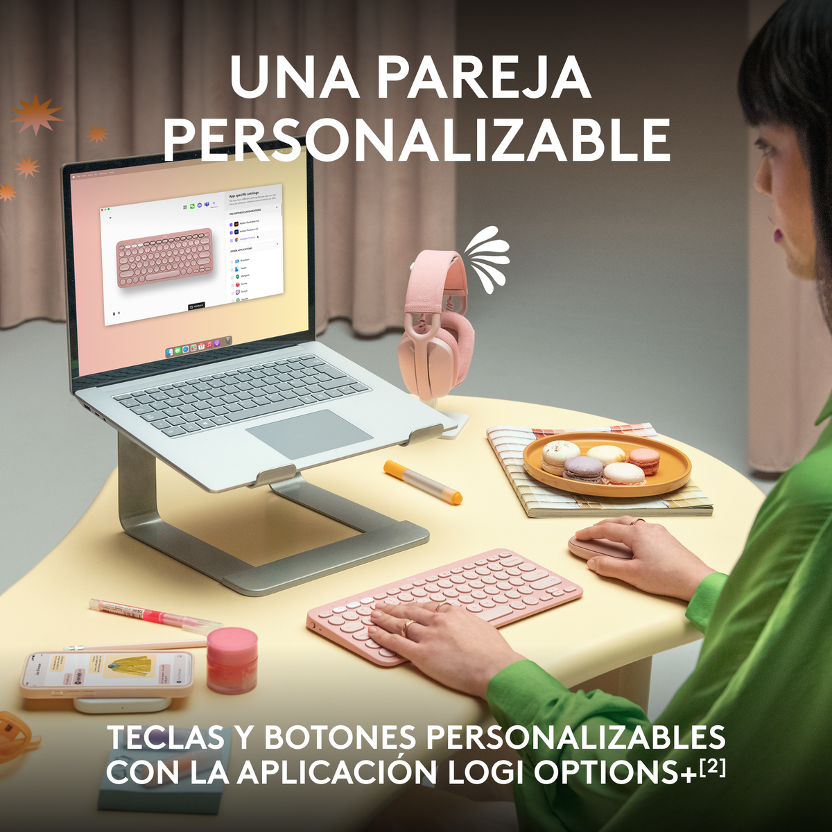 Kobieta używająca laptopa, słuchawek i klawiatury. Akcesoria na stole. Żółta powierzchnia.