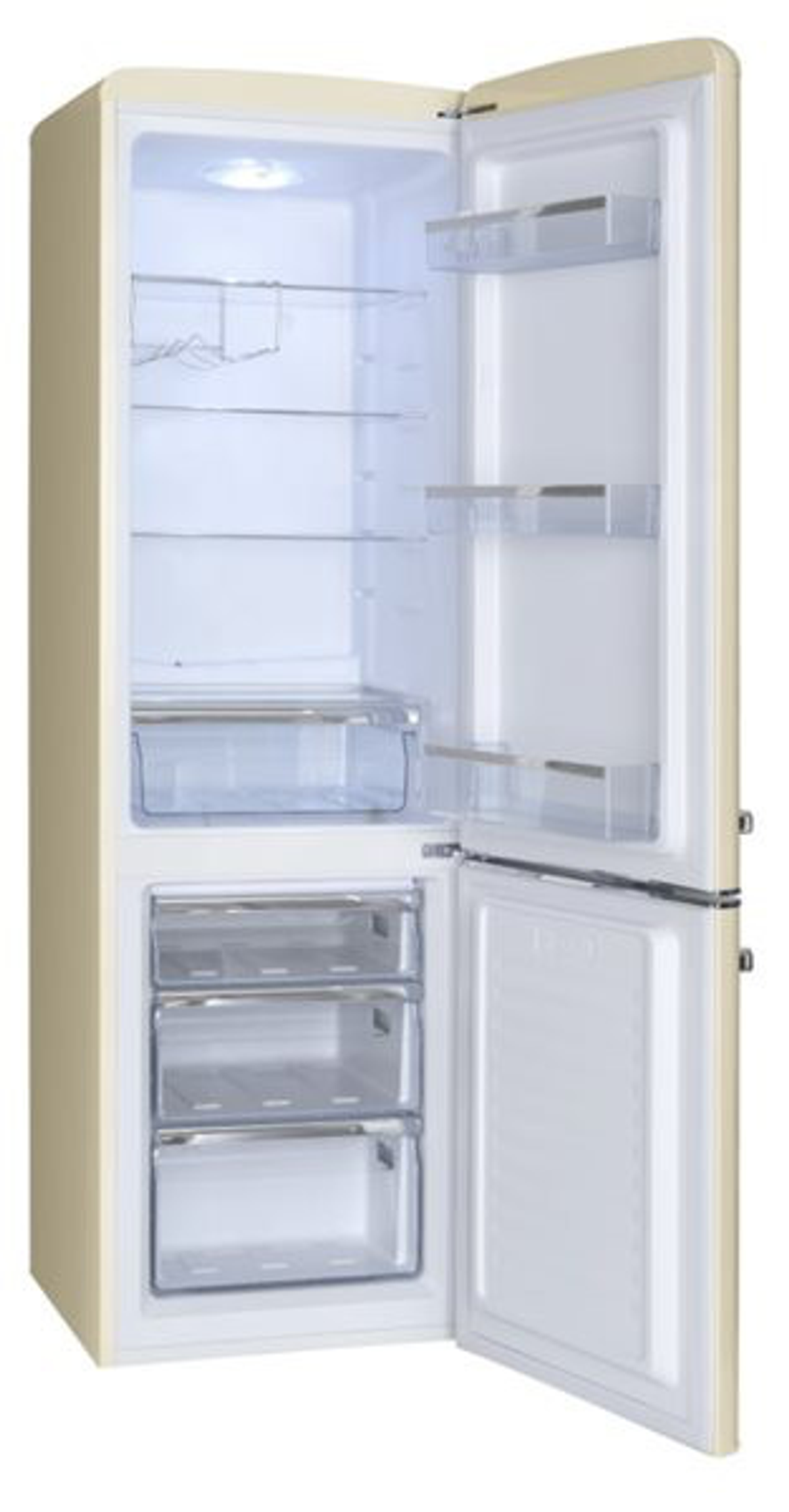 Frigorifero color crema, porta aperta, che rivela l'interno con ripiani, cassetti e oggetti, su sfondo bianco.