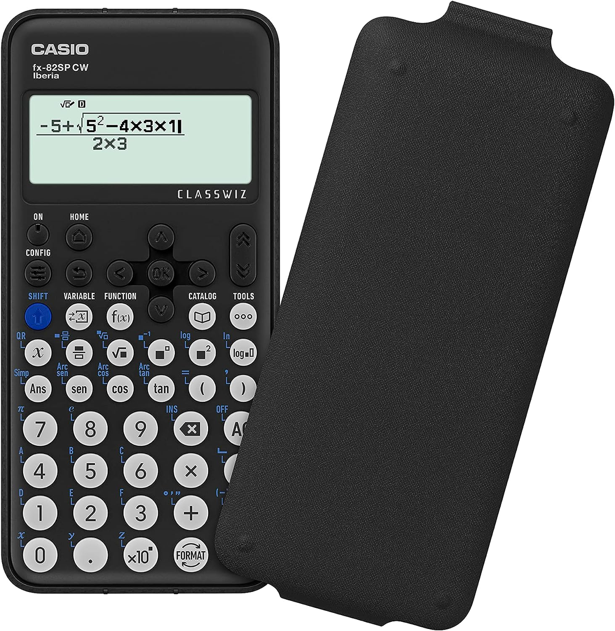 Czarny kalkulator Casio z osłoną ochronną, pokazujący równanie matematyczne na ekranie.