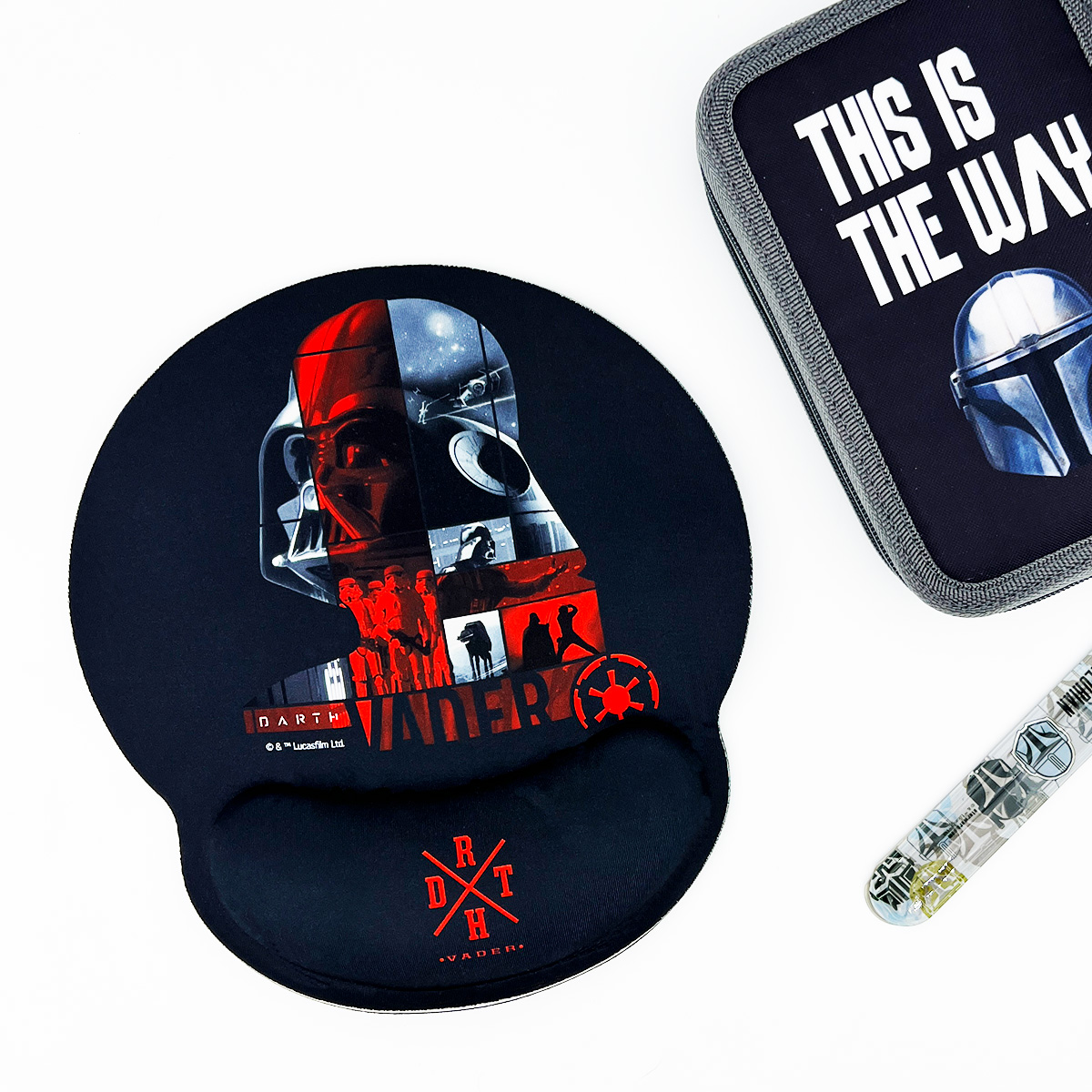 Ein Darth Vader Mauspad, mit schwarzem Pad und Handgelenkstütze, plus Star Wars Zubehör.