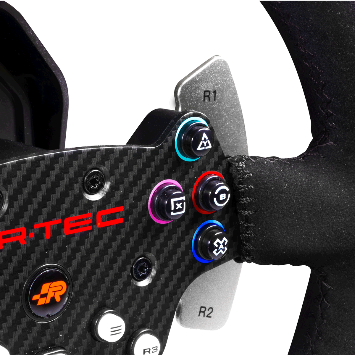 Primo piano di volante da corsa con pulsanti e paddle, texture in fibra di carbonio.