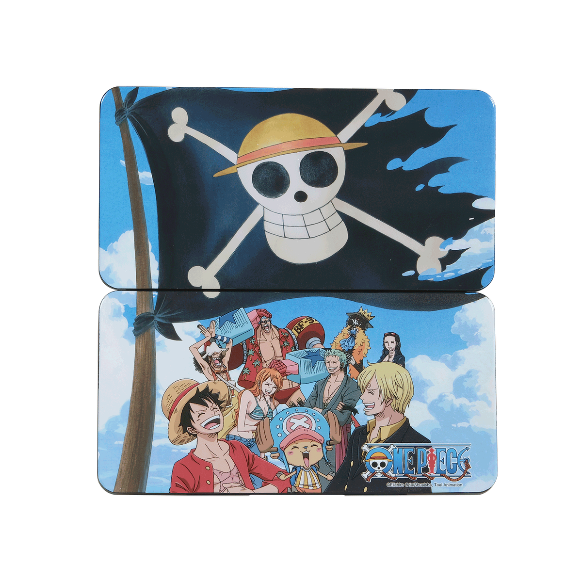 Un mousepad de One Piece mostrando la bandera y la tripulación sobre un cielo nublado.