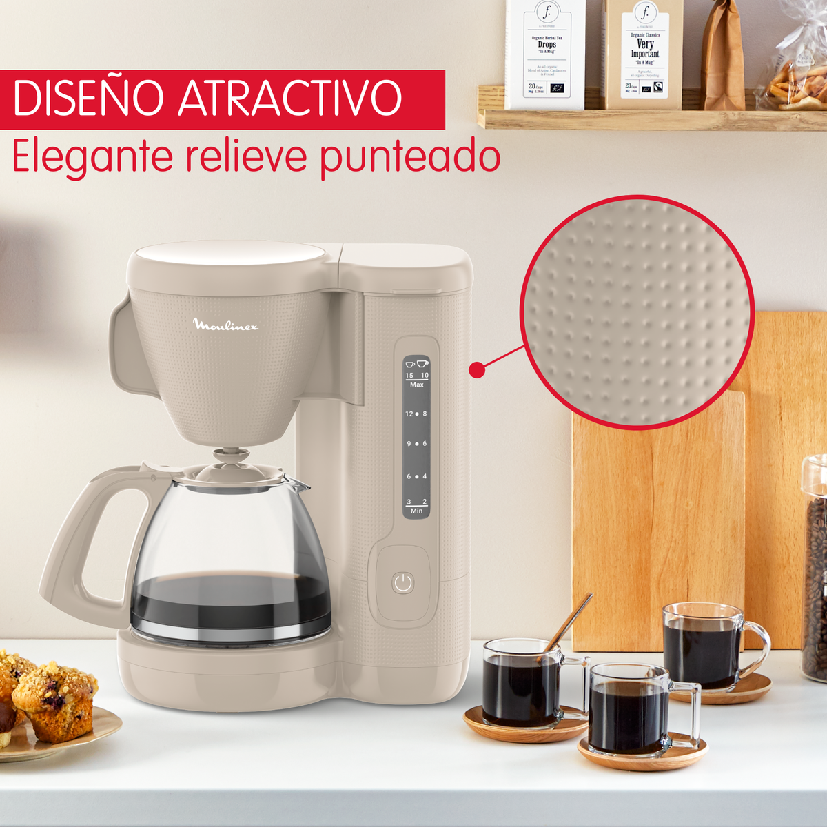 Una cafetera beige con una jarra de vidrio, con dos tazas y texto.