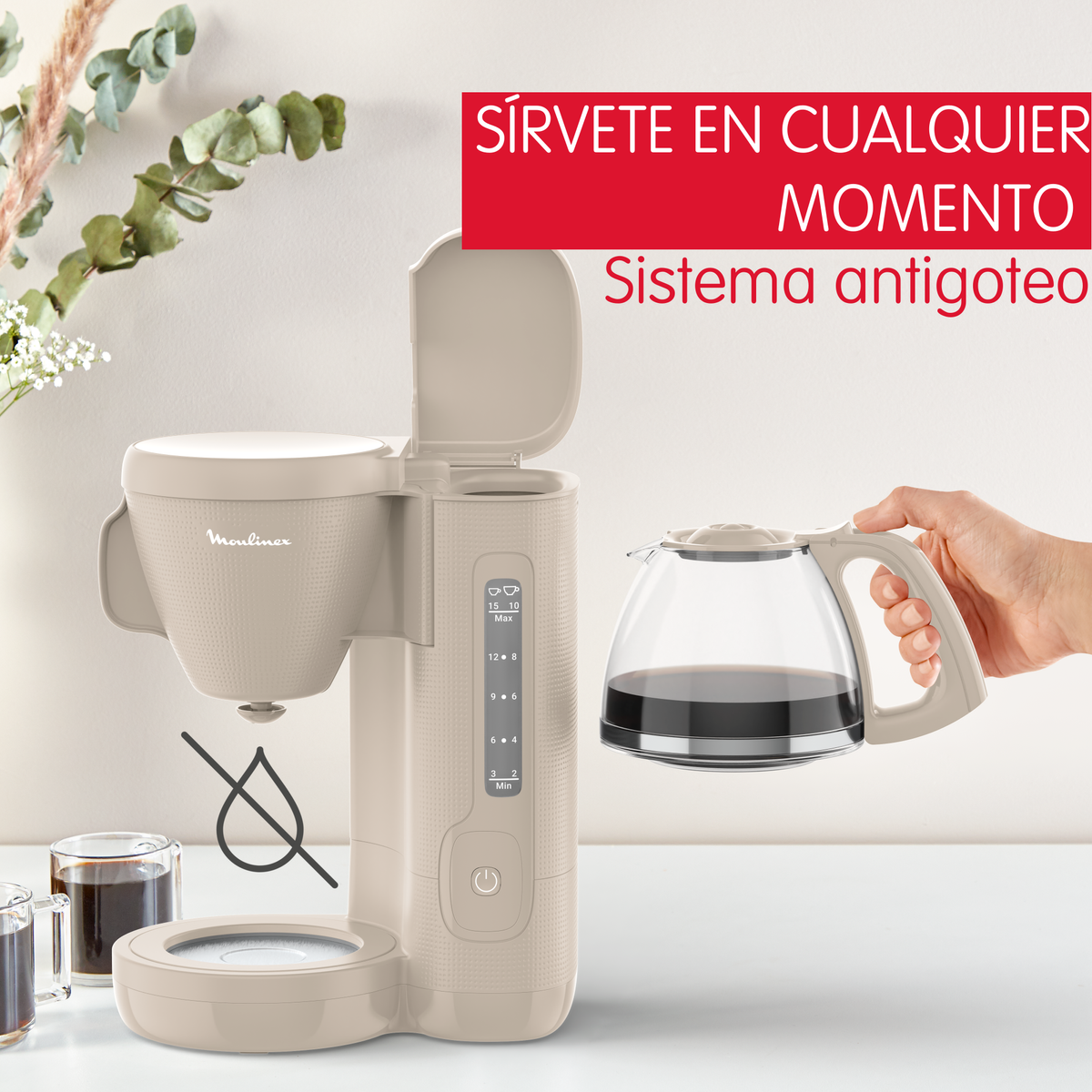 Cafetera Moulinex beige con jarra de cristal. Una mano sostiene la jarra.