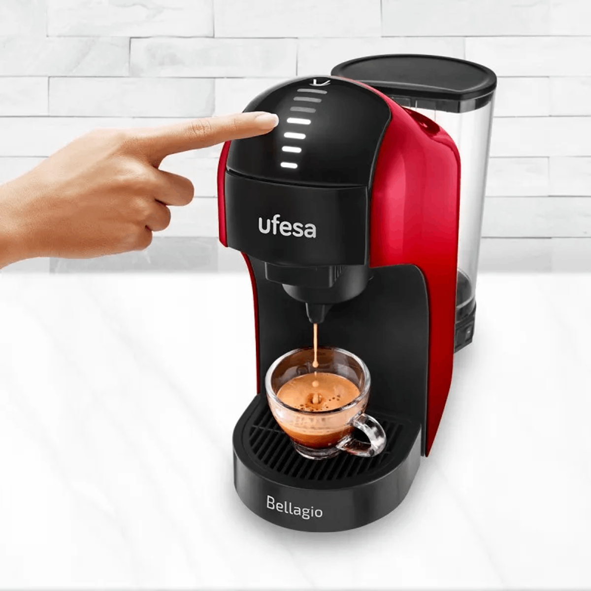 Rote und schwarze Ufesa Espressomaschine, eine Hand berührt einen Knopf, gießt Kaffee ein.