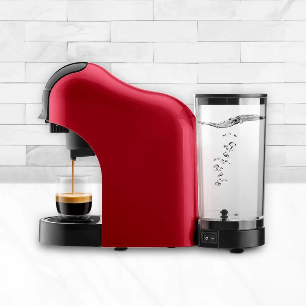 Rote Kaffeemaschine, die Kaffee in ein Glas ausgibt. Daneben ein Wasserbehälter. Weißer Ziegelhintergrund.