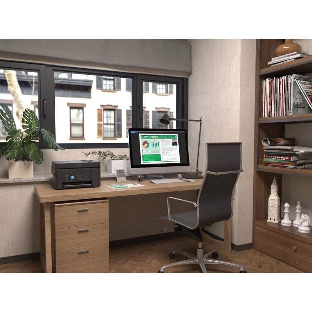 Biuro z biurkiem, komputerem i drukarką. W tle widoczne okno i regał na książki.