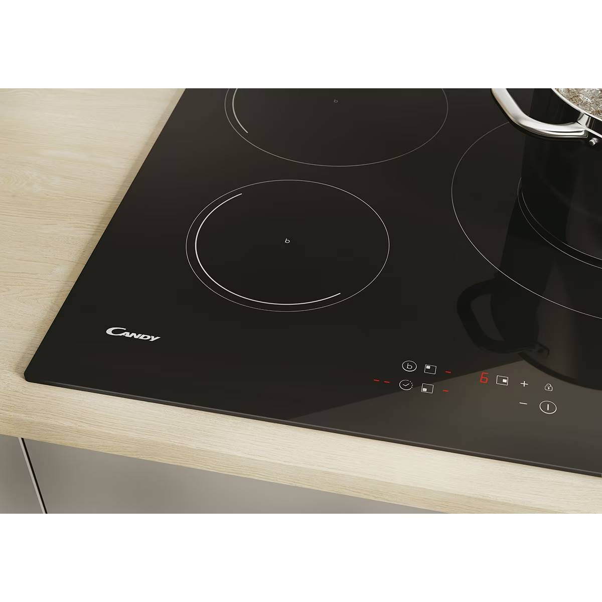 Czarna płyta indukcyjna Candy na drewnianej powierzchni z panelem sterowania.