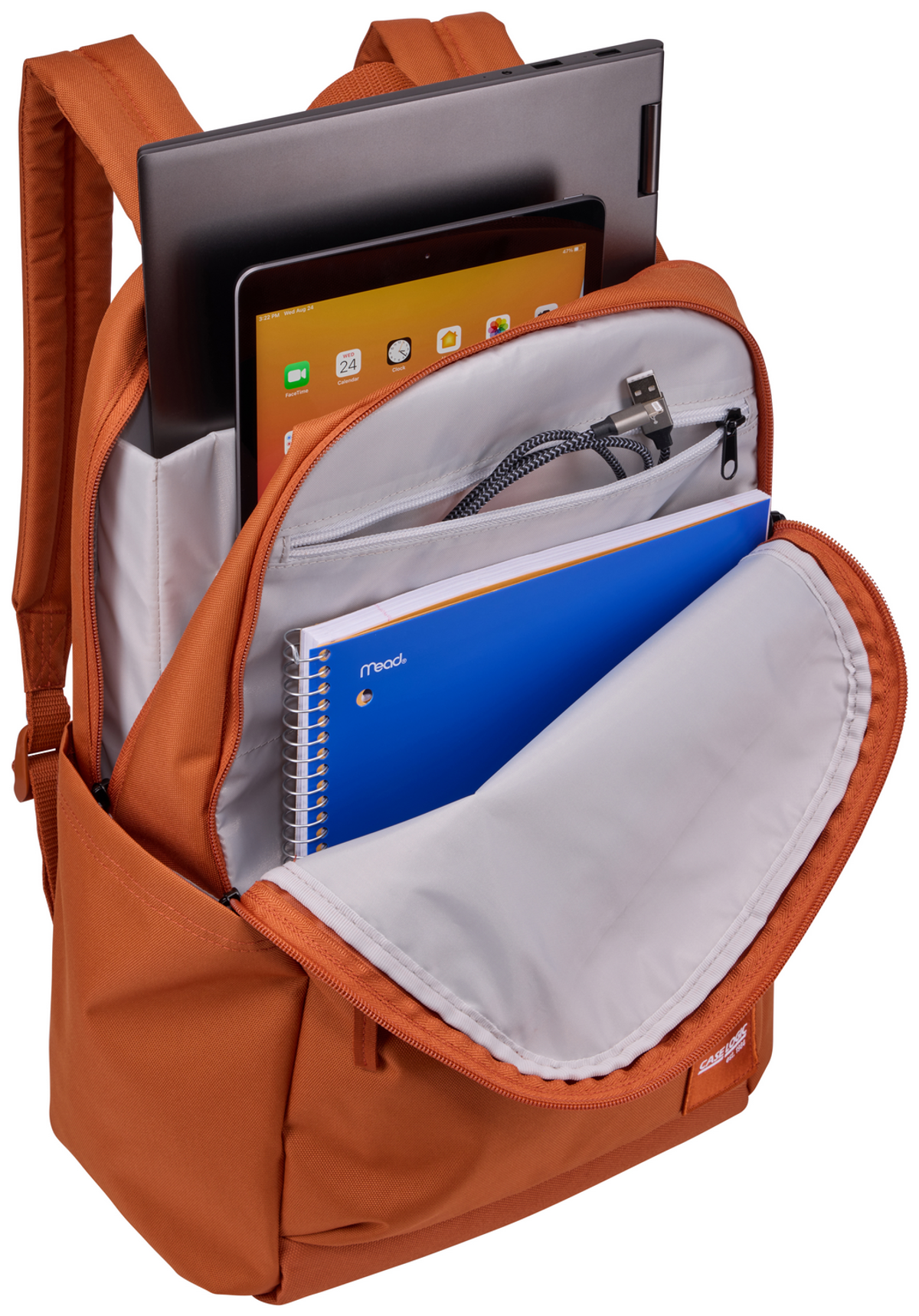 Oranger Rucksack mit Laptop, Tablet, Notizbuch und Ladekabel in den offenen Fächern sichtbar.