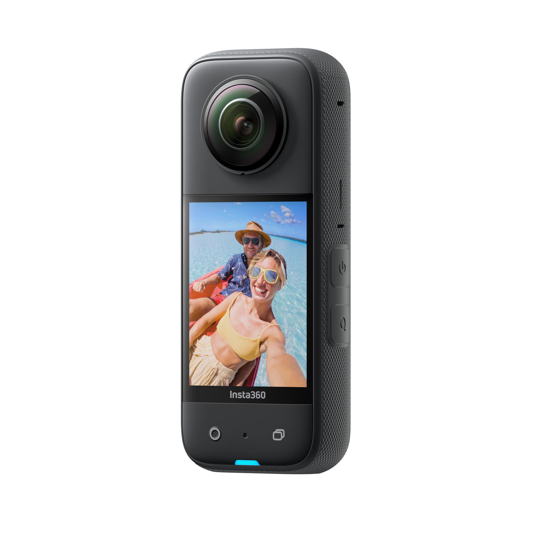 Una fotocamera Insta360, che mostra un selfie di due persone. Sfondo bianco.