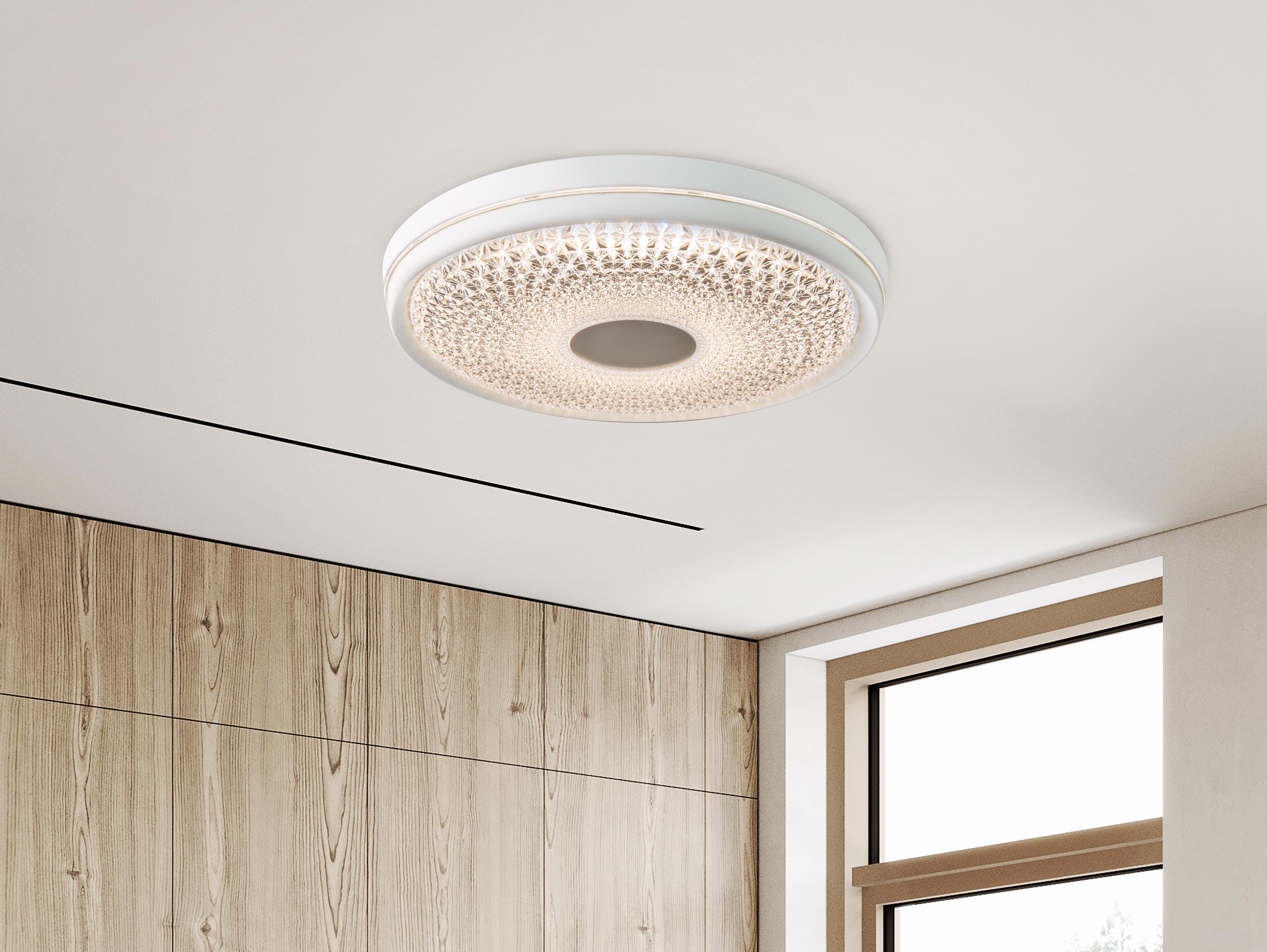 Weiße Deckenleuchte mit kreisförmigem Design und gemustertem Zentrum, an der Decke.