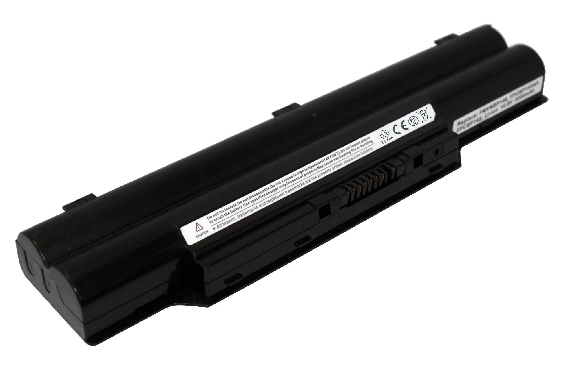 Batteria nera per laptop. Etichette e testo visibili. Sfondo bianco.