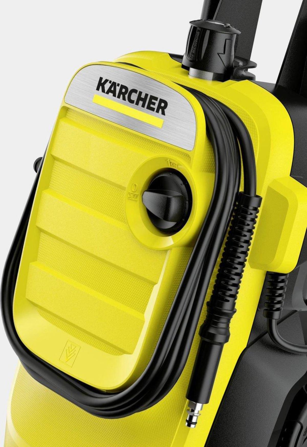 Idropulitrice Karcher gialla, tubo nero avvolto, primo piano.