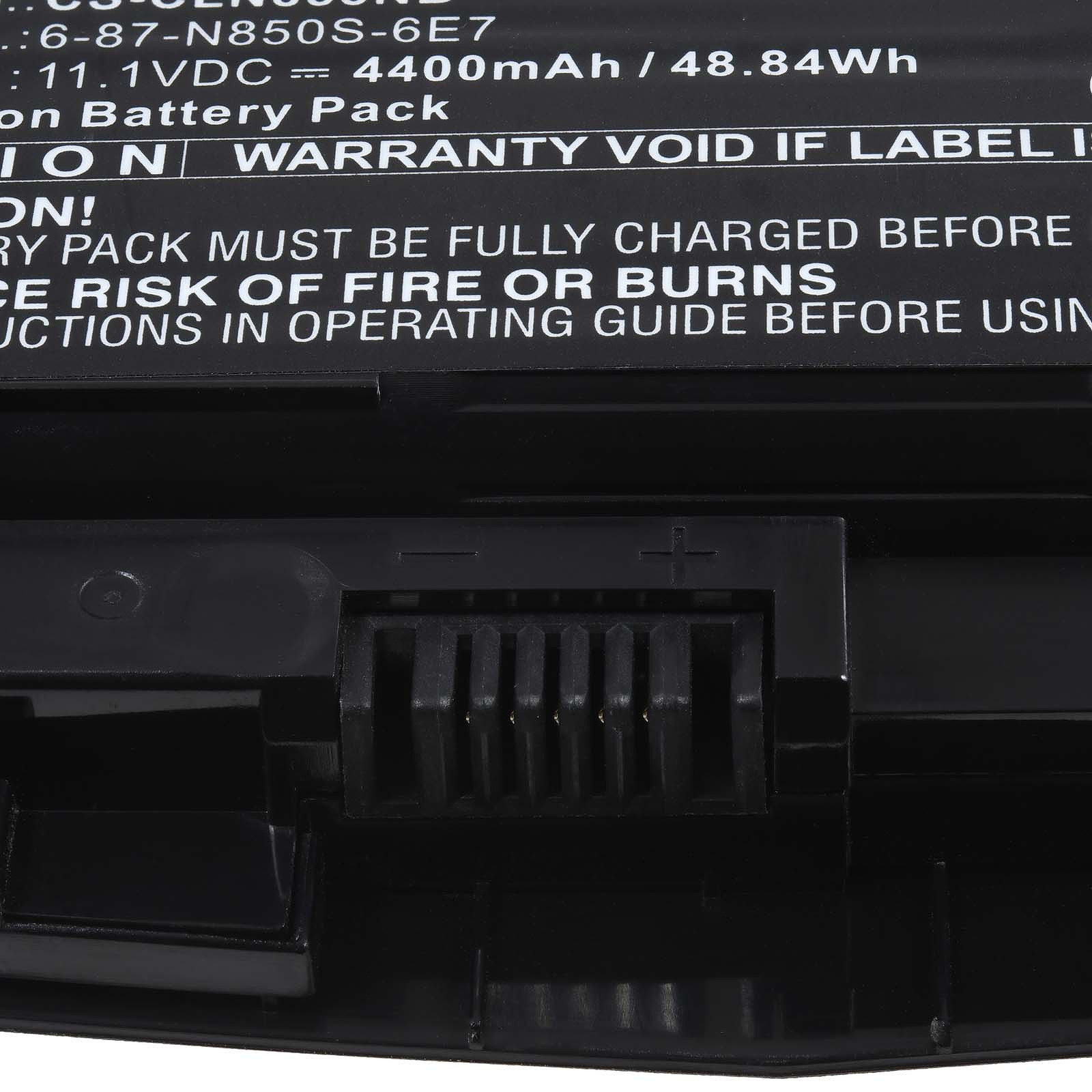 Nahaufnahme des Laptop-Batterieanschlusses mit schwarzem Kunststoff und Metallstiften.