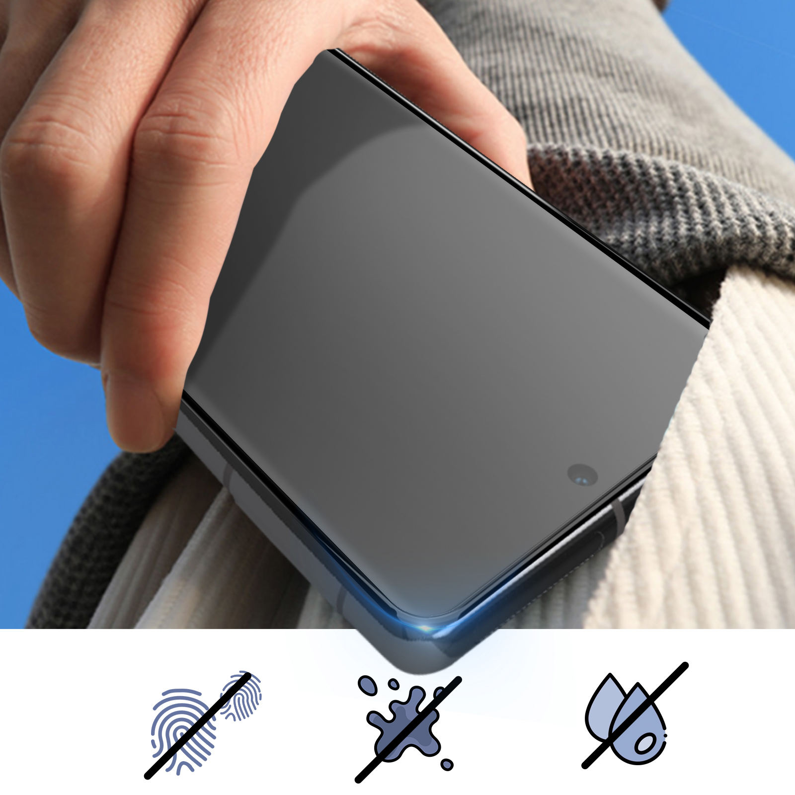 Mano che tiene un telefono con una protezione per lo schermo. Icone per nessuna impronta digitale, nessuna macchia e nessuna acqua.