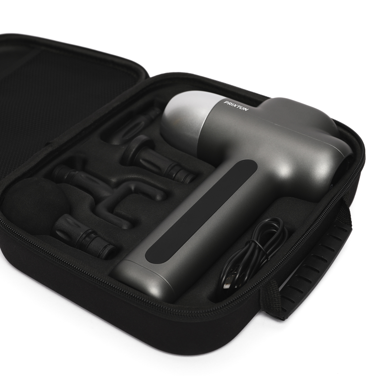 Szary pistolet do masażu z nasadkami w czarnej walizce, na białym tle.