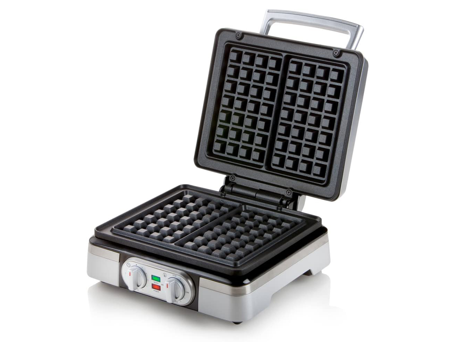 Otwarta gofrownica ze srebrną podstawą i czarnymi powierzchniami do pieczenia.