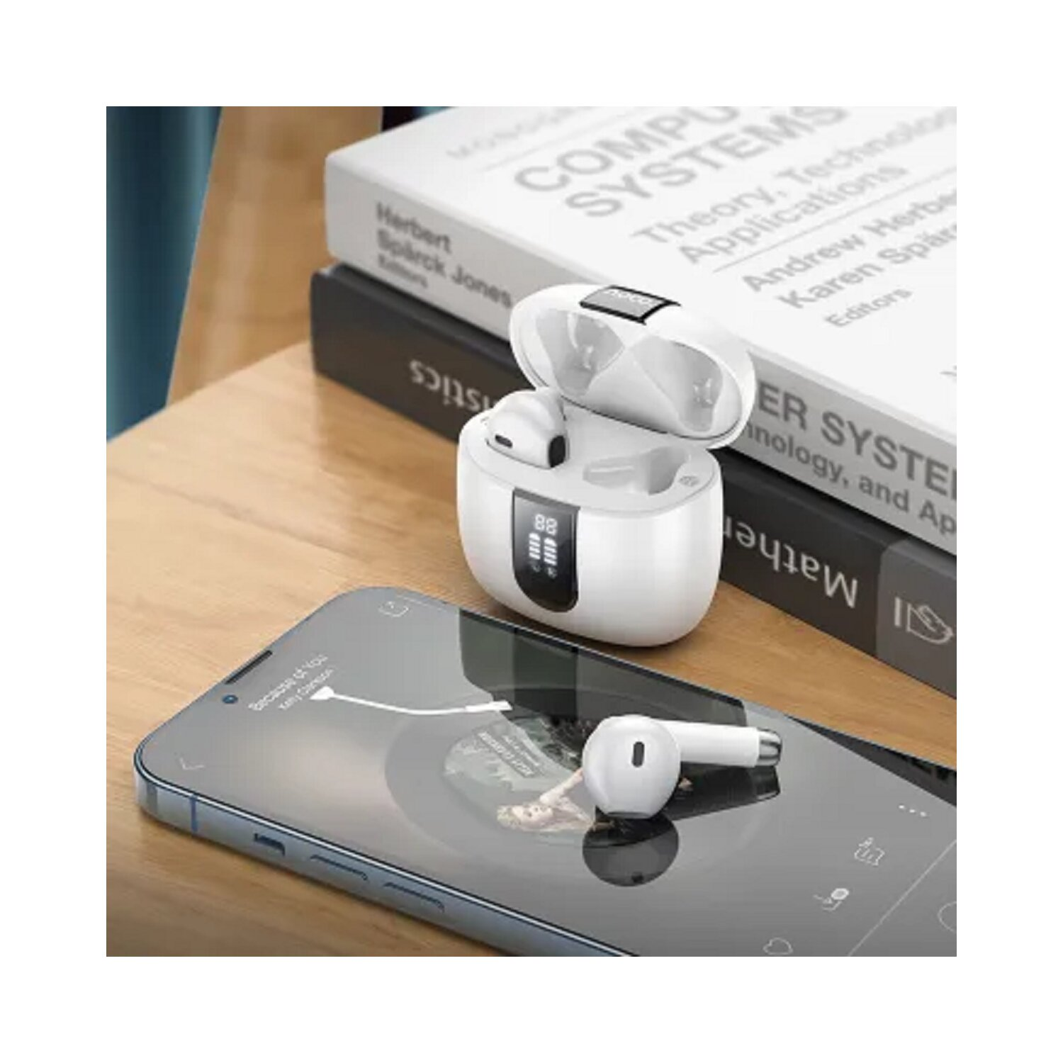 Weiße kabellose Ohrhörer und Ladeetui auf einem Telefon mit angezeigter Musikoberfläche.