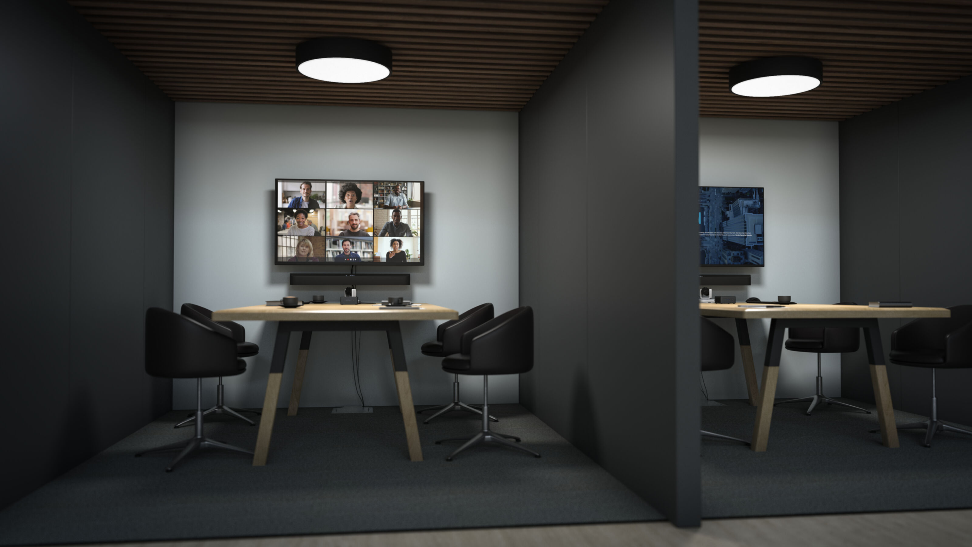 Zwei Büro-Kabinen mit Tischen, Stühlen und Bildschirmen, die eine Videokonferenz zeigen.