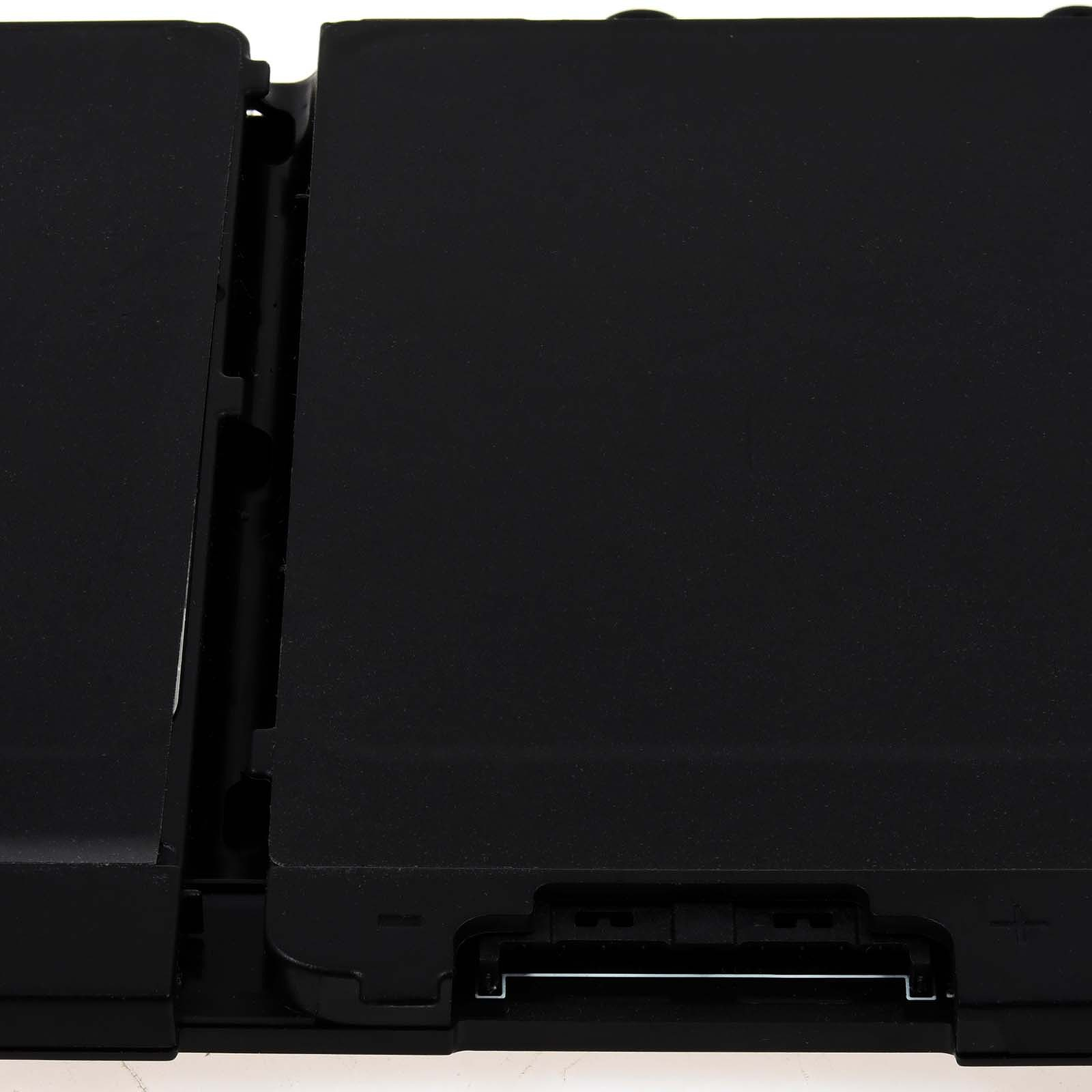 Ein schwarzer Laptop-Akku mit sichtbarer Anschlussseite, in einer Nahaufnahme auf weißem Untergrund.