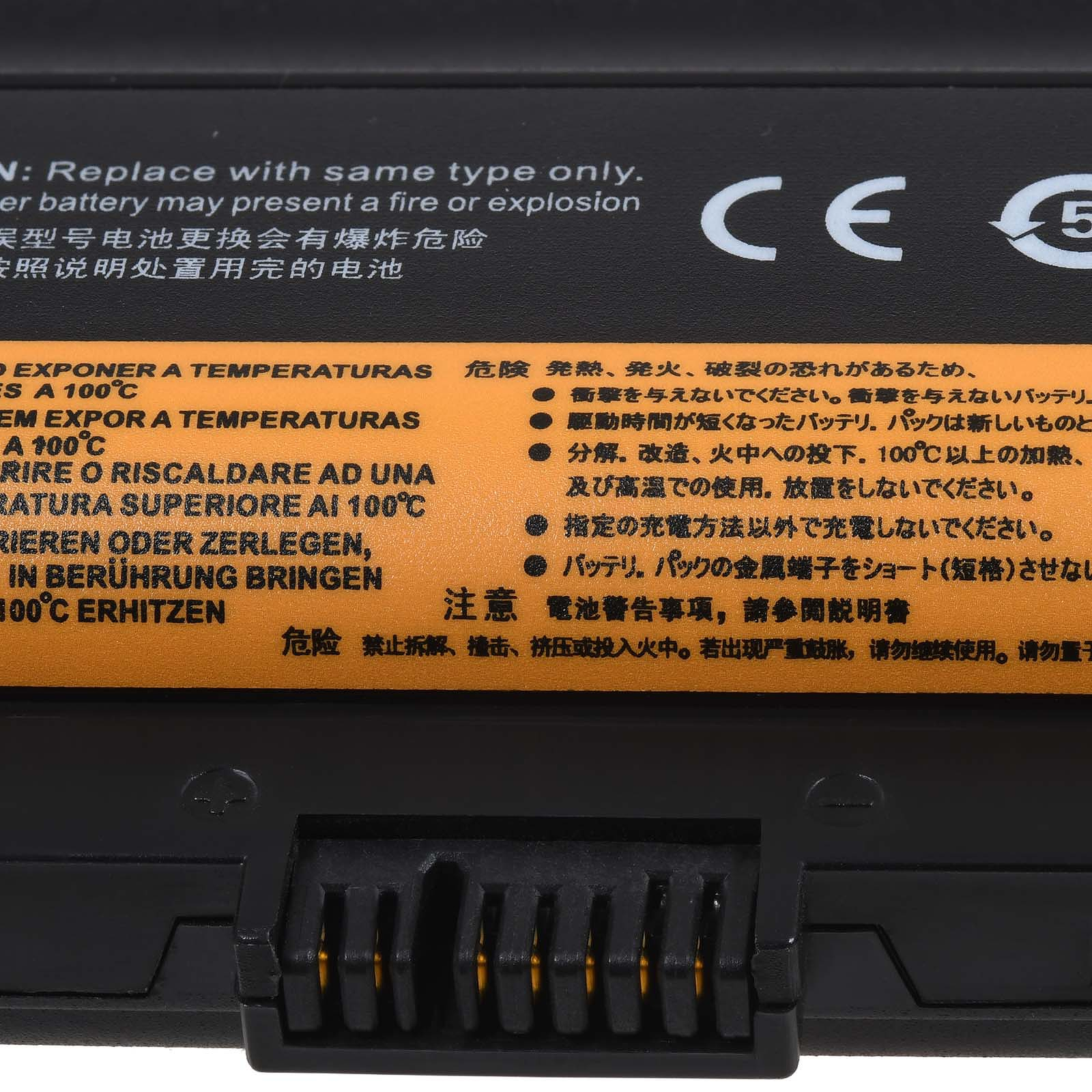 Nahaufnahme einer Batterie mit Warnhinweisen in mehreren Sprachen. Text enthält 'EXPOSER A TEMPERATURAS'.