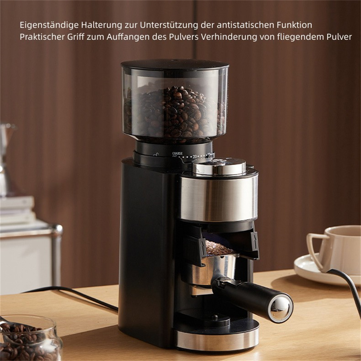 Molinillo de café negro con un recipiente transparente para granos en la parte superior. Tiene un área de molienda plateada y un mango negro.