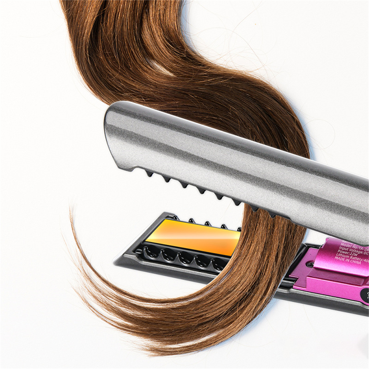 Plancha de pelo con cabello castaño. El cabello se está alisando. Fondo blanco.
