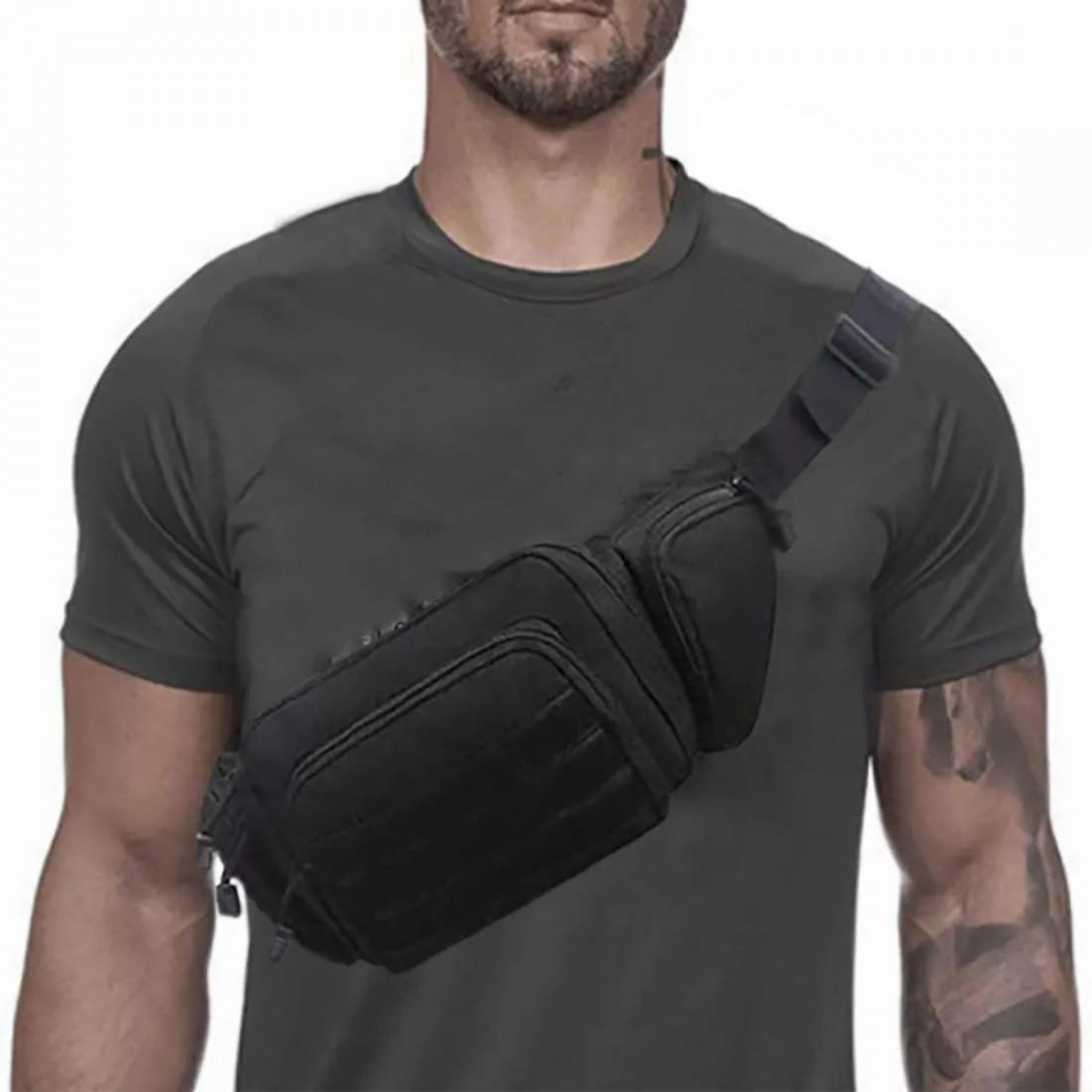 Ein Mann trägt eine schwarze Bauchtasche. Die Tasche hat mehrere Fächer und Riemen.