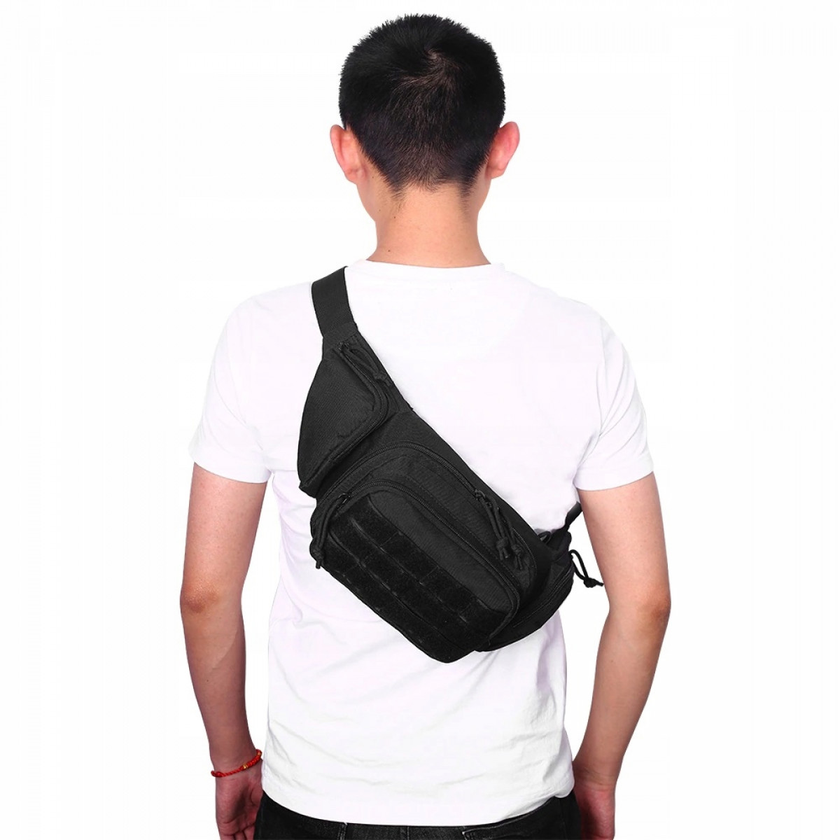 Person von hinten gesehen, trägt ein weißes Hemd und eine schwarze Bauchtasche.