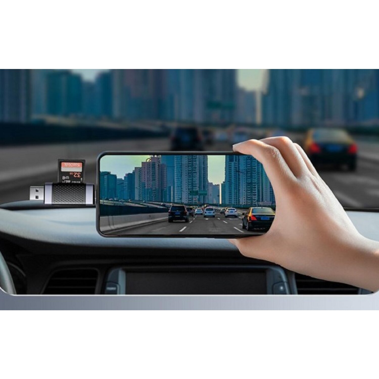 Mano che tiene un telefono che mostra auto in autostrada; SD card in auto.