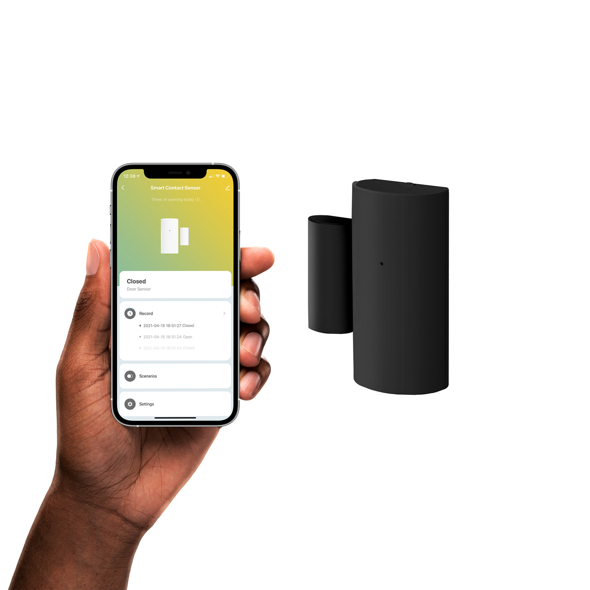 Hand, die ein Telefon mit App hält, ein schwarzer Sensor und weißer Hintergrund.