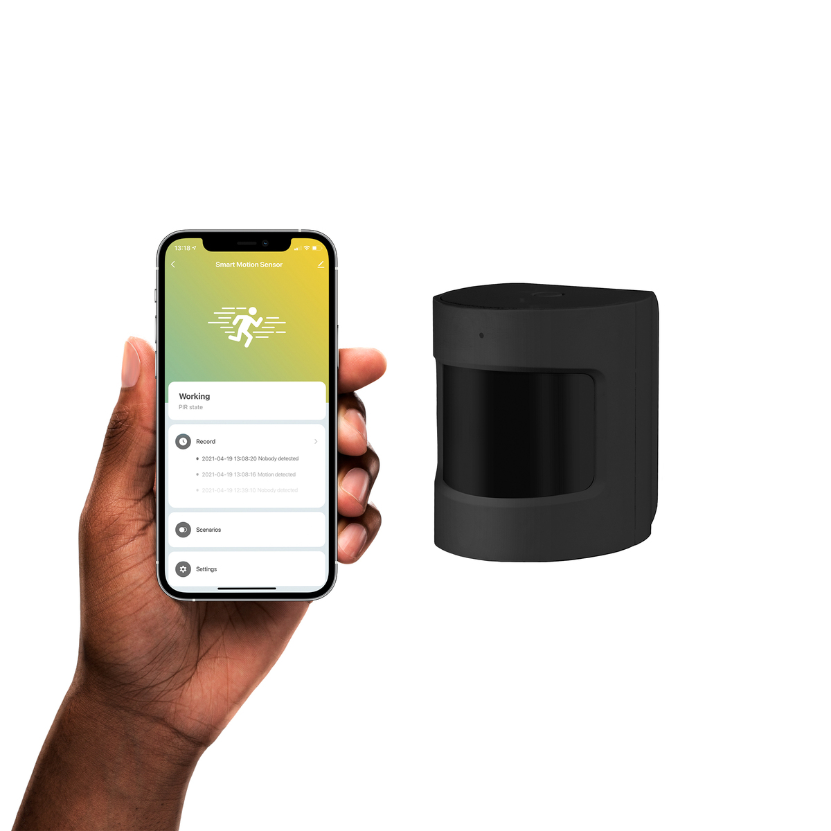 Hand, die ein Telefon mit App hält, ein schwarzer Sensor und weißer Hintergrund.