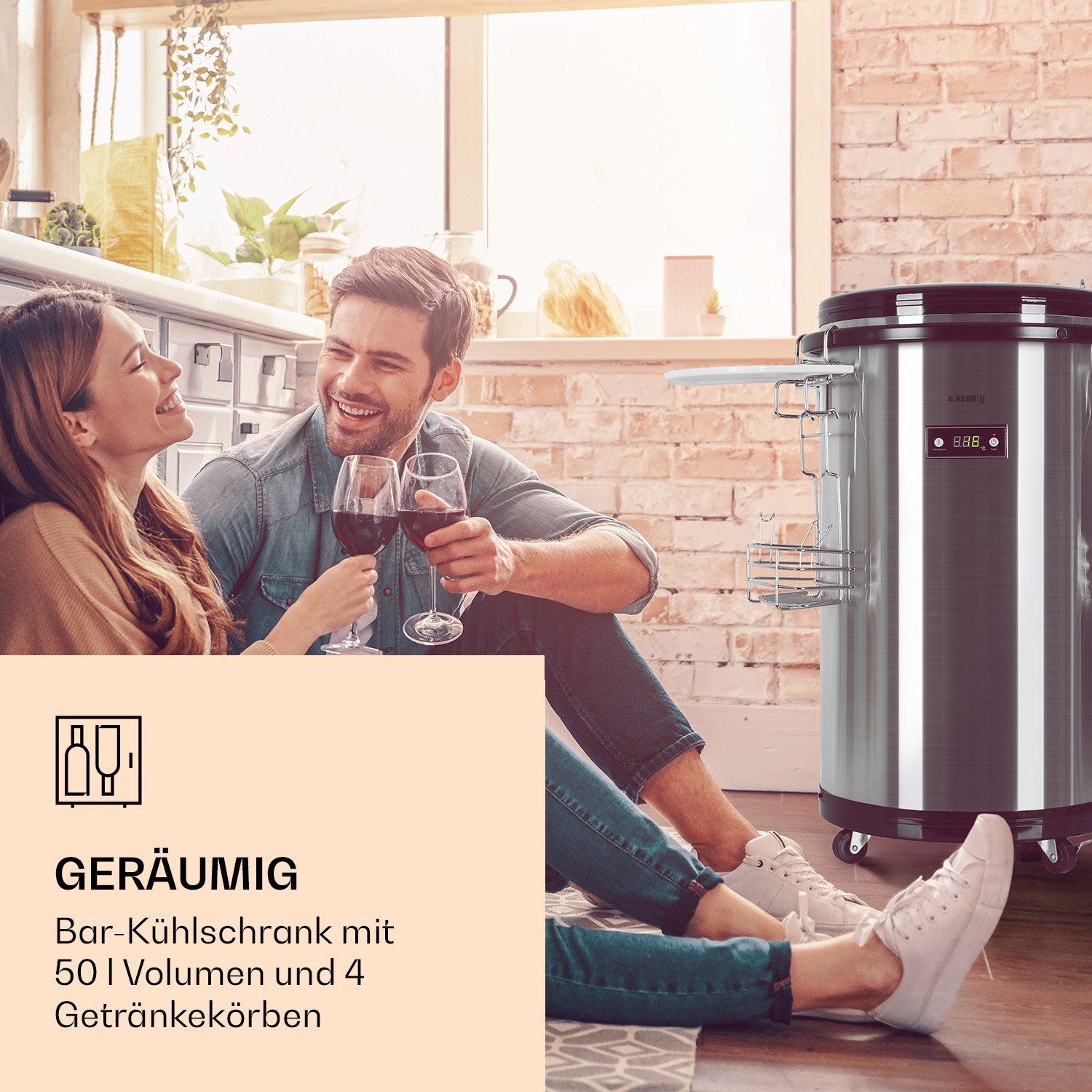 Paar sitzt bei einem Kühlschrank aus Edelstahl und trinkt Wein. Text über die Kapazität ist sichtbar.