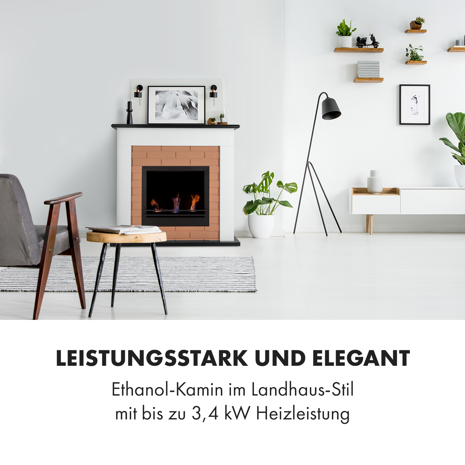 Wohnzimmer mit Kamin. Feuer brennt. Text: LEISTUNGSSTARK UND ELEGANT. Kamin, Stuhl, Tisch.