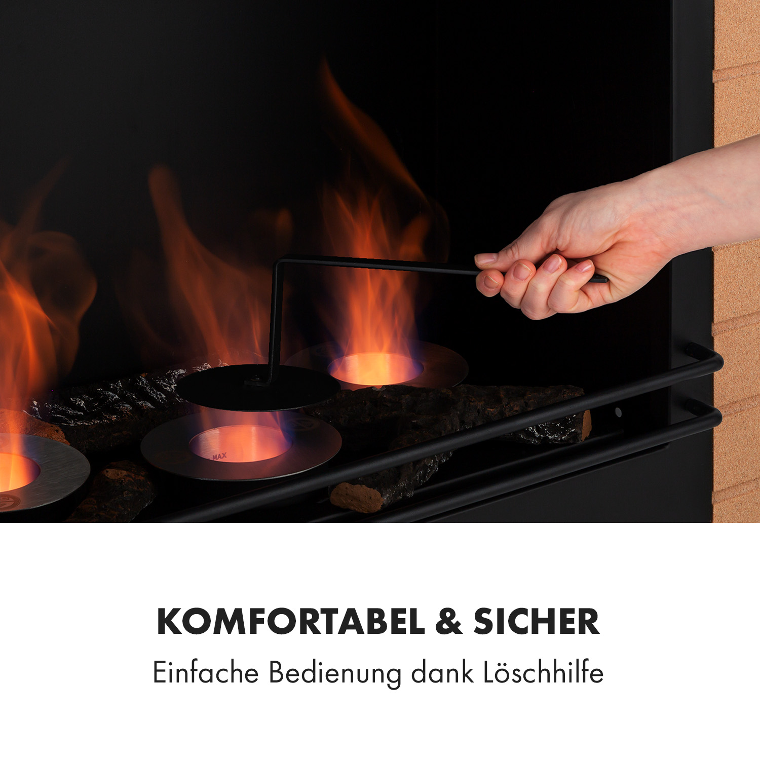 Eine Hand, die ein Werkzeug benutzt, um Flammen aus einem schwarzen Kamin zu löschen. Der Text lautet 'Komfortabel & Sicher'.