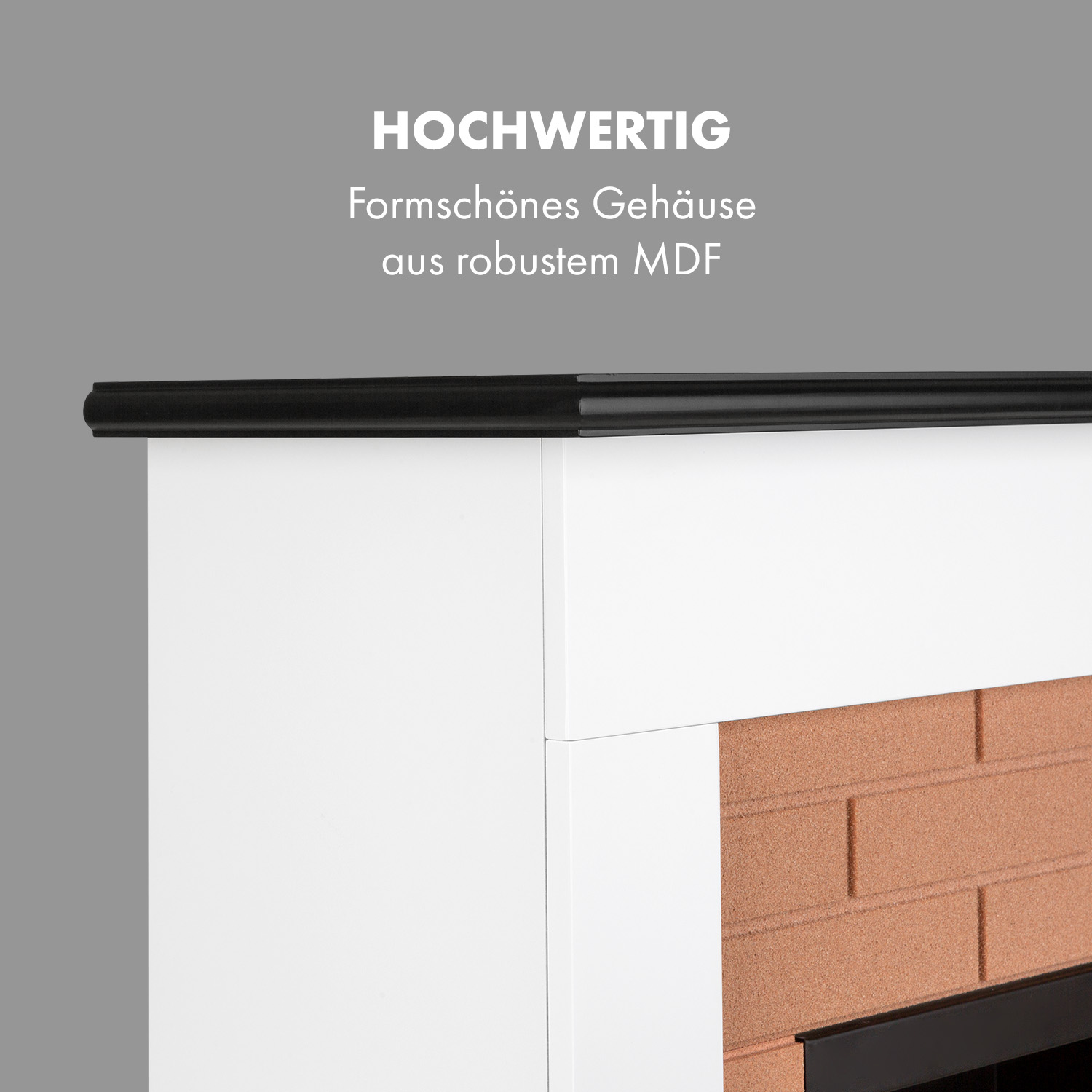 Weißes Kamindetail mit schwarzem Zierrat und einem ziegelartigen Muster sichtbar.