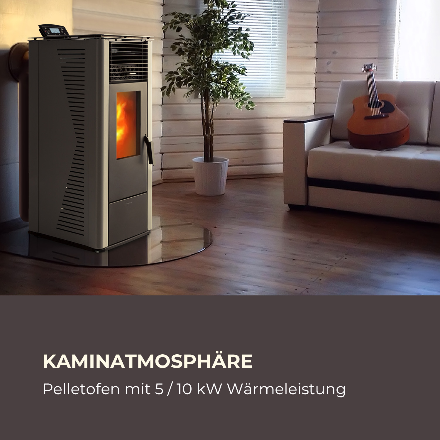Ein moderner Pelletofen mit Flammen, eine Gitarre auf einem Sofa, eine Topfpflanze und ein Fenster mit Jalousien in einem gemütlichen Raum.