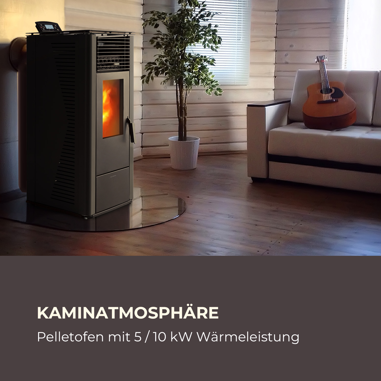 Ein moderner Pelletofen mit glühendem Feuer, eine Gitarre auf einem weißen Sofa und ein Baum in einem weißen Topf. Holzwände und -boden.