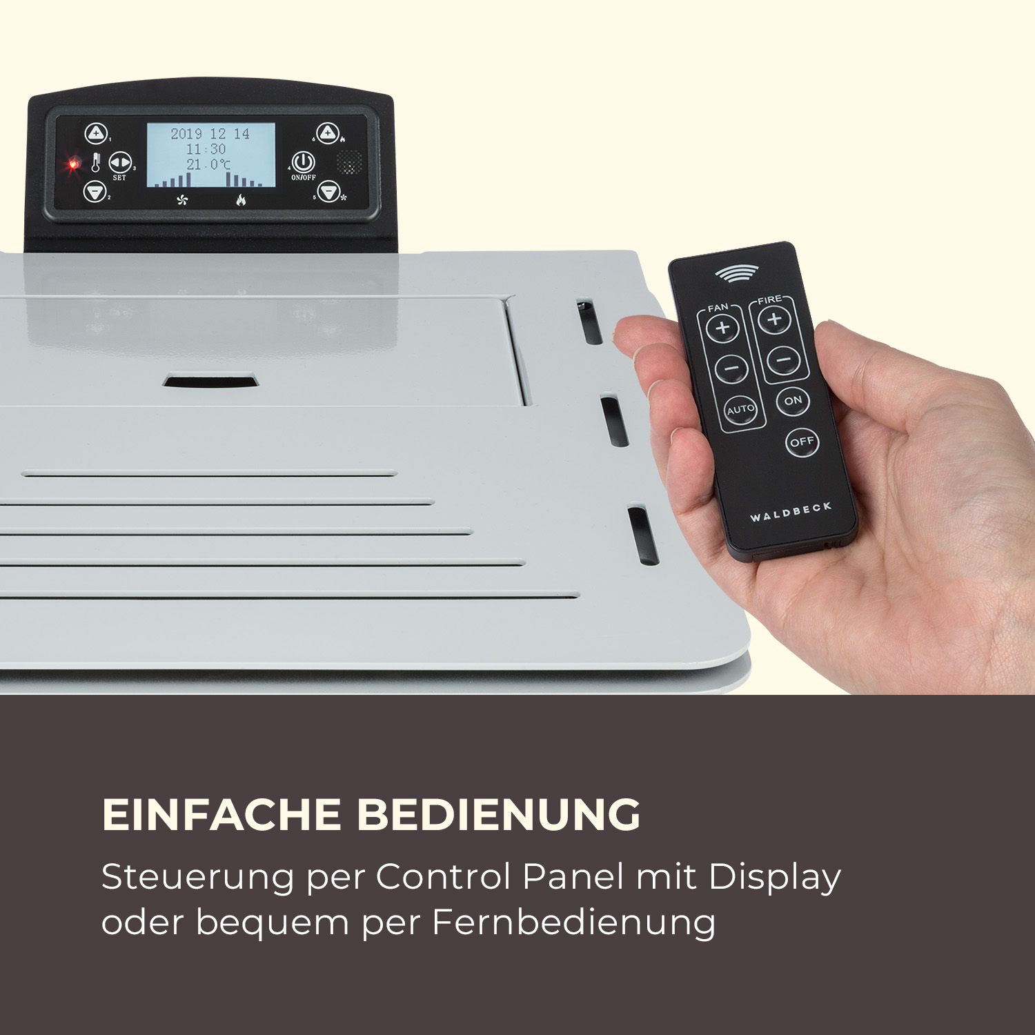 Eine Hand hält eine Fernbedienung über einem weißen Gerät. Das Gerät hat ein Display, das Datum und Uhrzeit anzeigt. Text: Einfache Bedienung.