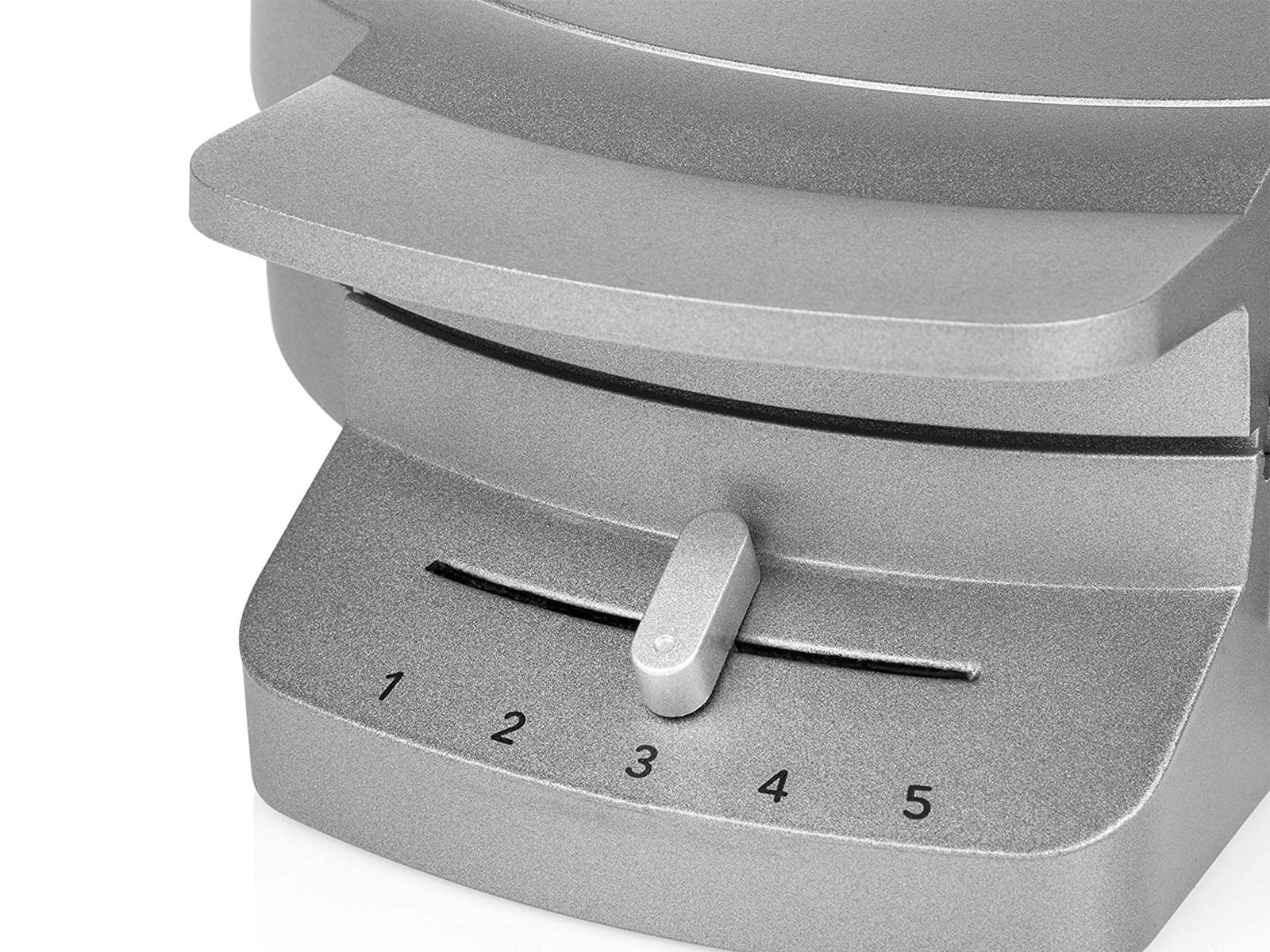 Srebrna gofrownica z pokrętłem ustawionym na 3. Widoczne liczby 1-5.