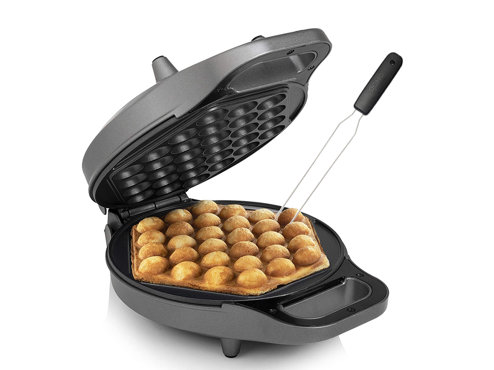 Offener Waffeleisen mit fertigen Waffeln. Ein schwarzer Griff ist befestigt.