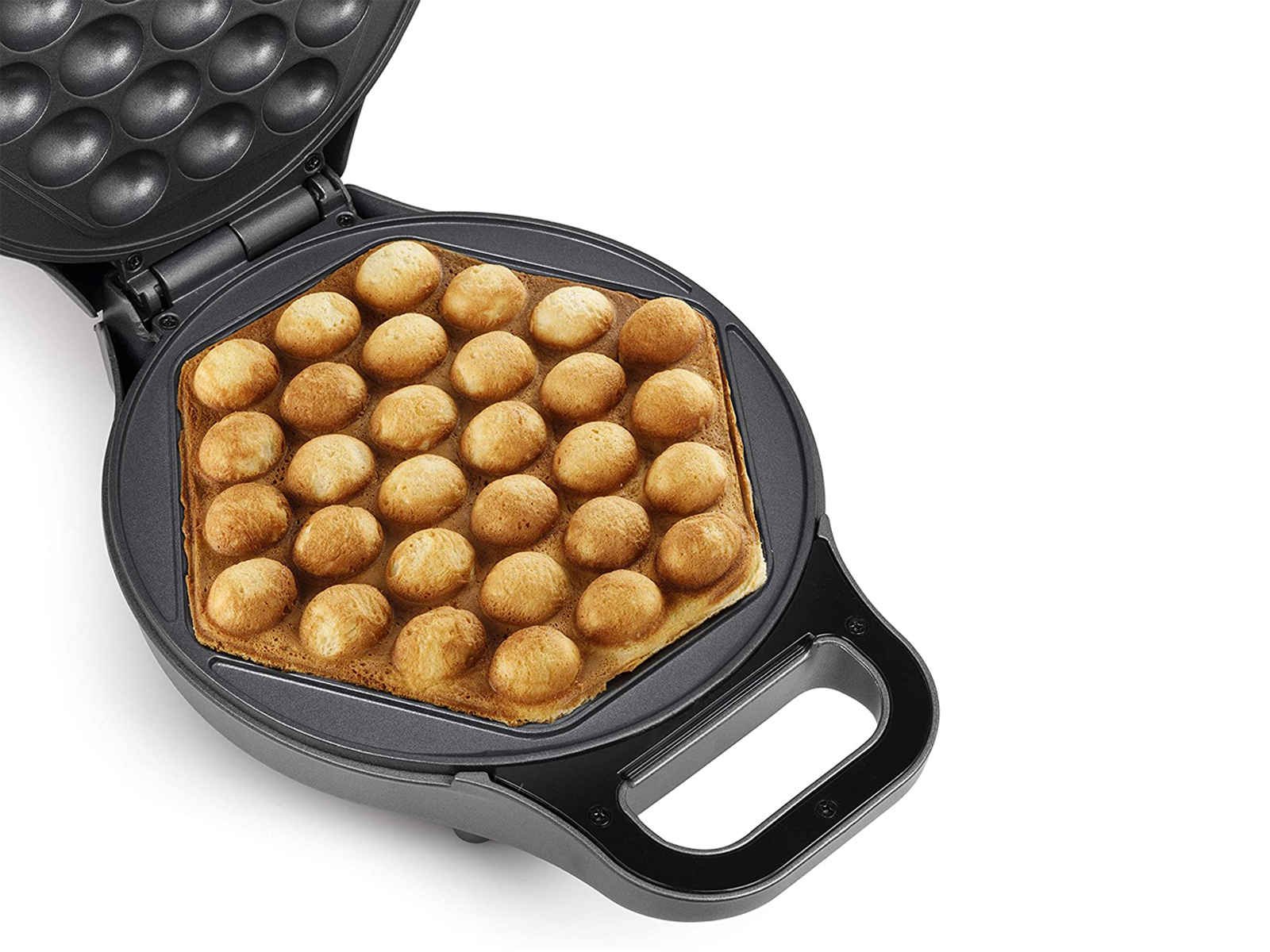 Waffeleisen mit gekochten Bubble-Waffeln. Offener Deckel, schwarz und grau. Weißer Hintergrund.