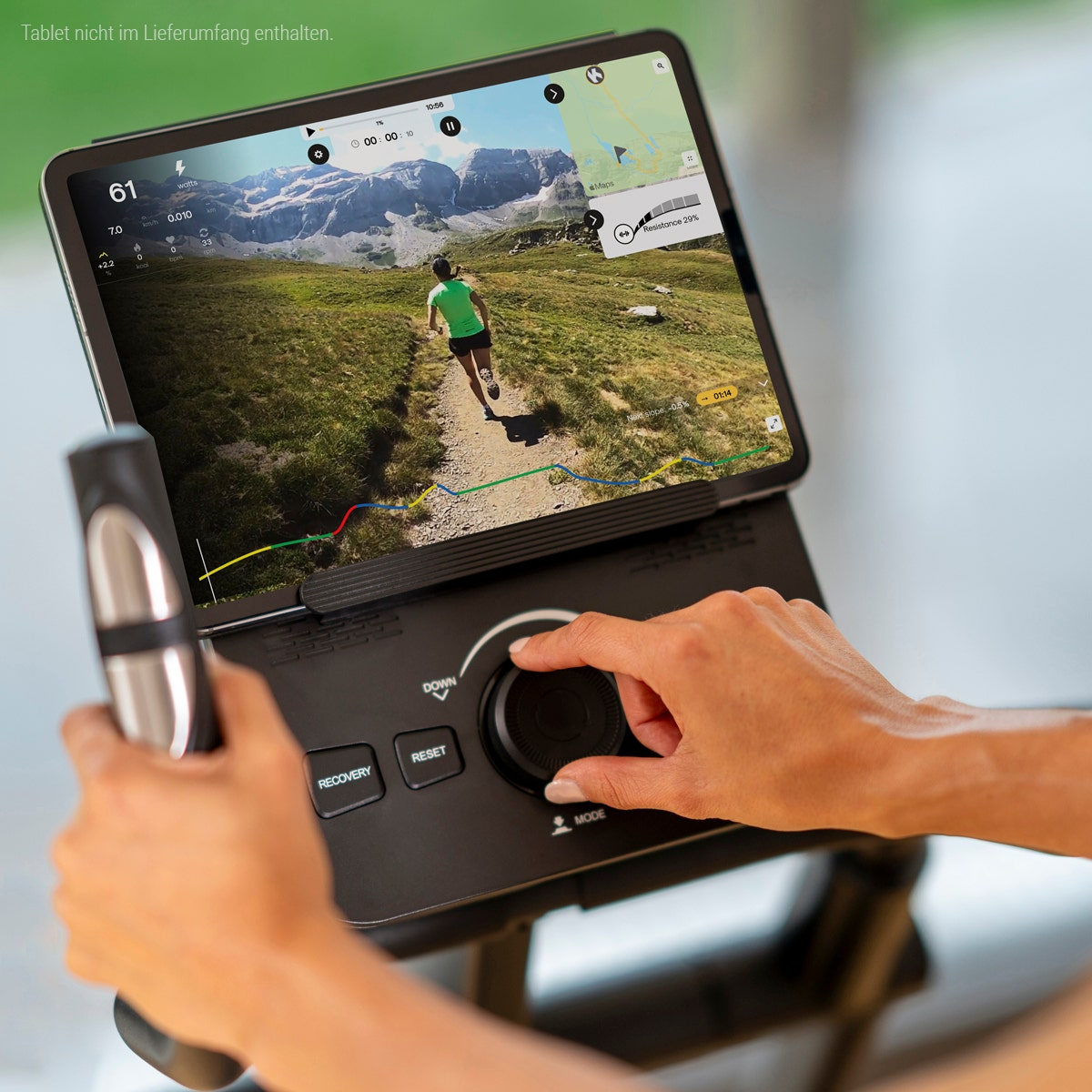 Person nutzt Tablet auf Trainingsgerät, das eine Laufsymulation zeigt. Gerät hat Bedienelemente.