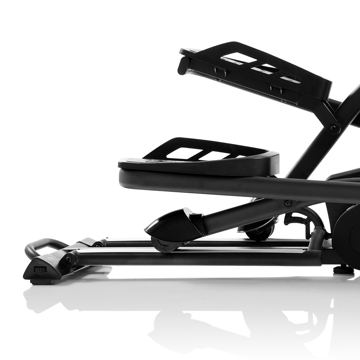 Eine Stepper-Trainingsmaschine, Seitenansicht, zeigt Stufen und Tragstruktur.