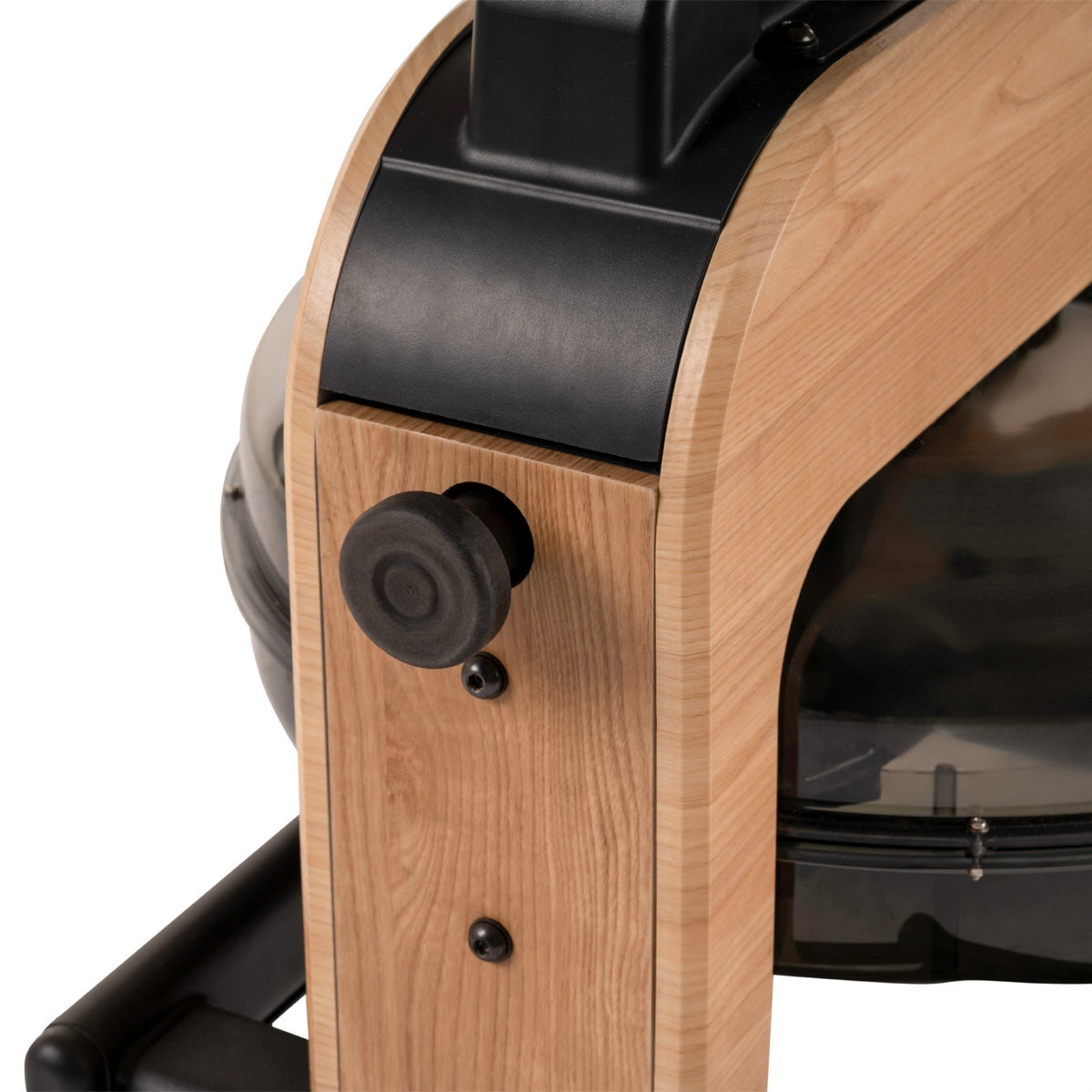 Nahaufnahme einer Rudermaschine mit Holz- und schwarzen Komponenten.